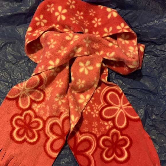 Pink flower scarf - Picture 2 of 3